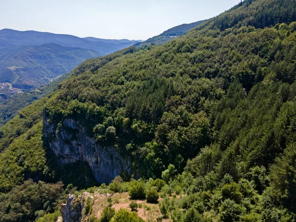 Bulgaristan 'ın Zasele kasabası yakınlarındaki Stara Planina Dağı' nın şaşırtıcı hava manzarası