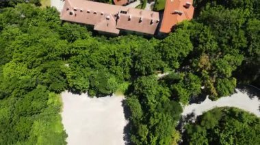 Bulgaristan 'ın Vitosha dağındaki Ortodoks Dragalevtsi manastırının havadan yaz manzarası