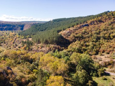 Nishava nehri boğazının havadan sonbahar manzarası, Balkan Dağları, Bulgaristan