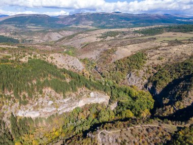 Nishava nehri boğazının havadan sonbahar manzarası, Balkan Dağları, Bulgaristan