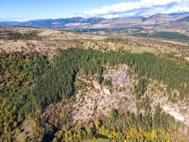 Nishava nehri boğazının havadan sonbahar manzarası, Balkan Dağları, Bulgaristan