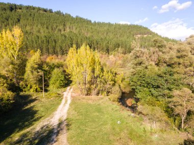 Nishava nehri boğazının havadan sonbahar manzarası, Balkan Dağları, Bulgaristan