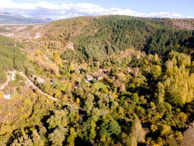 Nishava nehri boğazının havadan sonbahar manzarası, Balkan Dağları, Bulgaristan