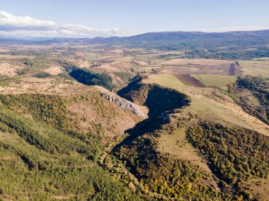 Nishava nehri boğazının havadan sonbahar manzarası, Balkan Dağları, Bulgaristan