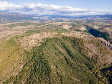 Nishava nehri boğazının havadan sonbahar manzarası, Balkan Dağları, Bulgaristan