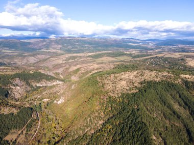 Nishava nehri boğazının havadan sonbahar manzarası, Balkan Dağları, Bulgaristan