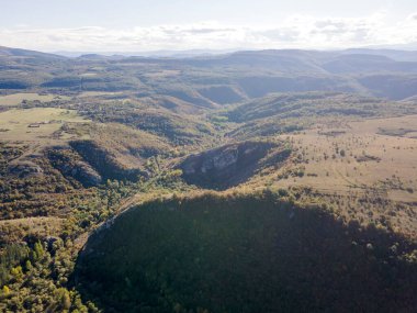 Nishava nehri boğazının havadan sonbahar manzarası, Balkan Dağları, Bulgaristan