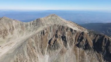 Polezhan ve Küçük Polezhan Tepeleri, Pirin Dağı, Bulgaristan 'ın hava manzarası