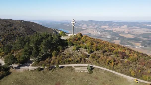 Vista Aérea Cruz Pico Okolchica Construida Como Reverencia Héroe Nacional — Vídeos de Stock
