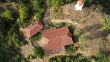 Bulgaristan 'ın Blagoevgrad bölgesinde şeytanlarla dolu bir manastır olan Aziz George' a adanmış Ortaçağ Churilovo manastırının hava manzarası