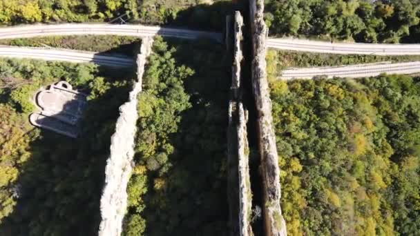 岩の形成の空中写真イスカール川渓谷 バルカン山脈 ブルガリア — ストック動画