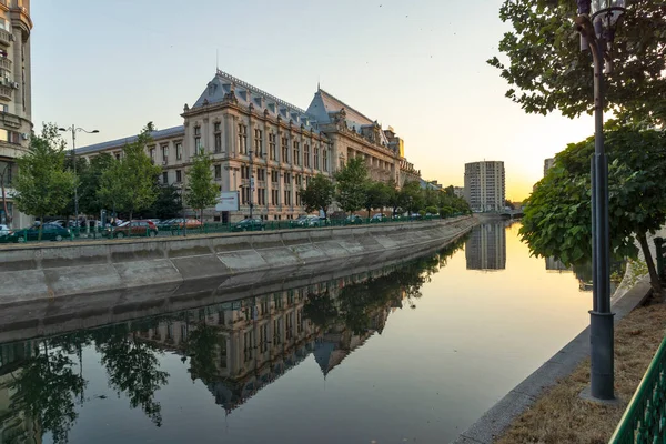 Bucharest Rumania Agosto 2021 Vista Atardecer Del Palacio Justicia Río — Foto de Stock