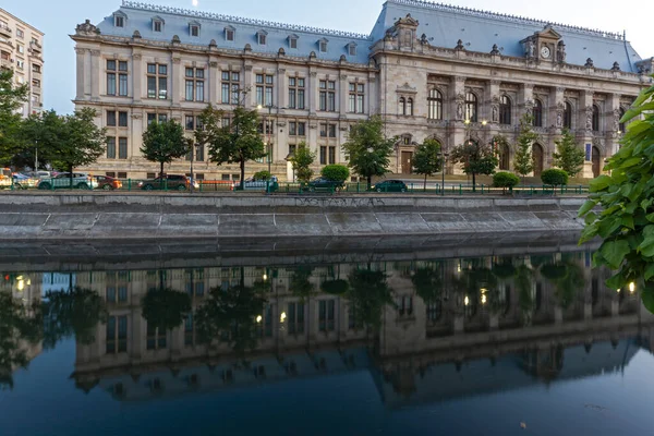 Bukarest Rumänien Augusti 2021 Solnedgång Syn Justitiepalatset Och Dambovita Floden — Stockfoto