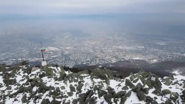 Vista Aérea Invierno Ciudad Sofía Kamen Del Peak Montaña Vitosha — Vídeos de Stock