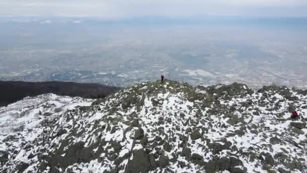 Αεροφωτογραφία Χειμώνα Της Πόλης Της Σόφιας Και Kamen Del Peak — Αρχείο Βίντεο