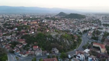 Bulgaristan 'ın Filibe kentindeki Nebet tepe tepesinin şaşırtıcı hava gün batımı manzarası 