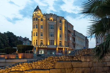 PLOVDIV, BULGARIA - 25 Ağustos 2021: Bulgaristan 'ın Filibe kentindeki Dzhumaya meydanının gün batımı manzarası