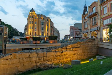 PLOVDIV, BULGARIA - 25 Ağustos 2021: Bulgaristan 'ın Filibe kentindeki Dzhumaya meydanının gün batımı manzarası