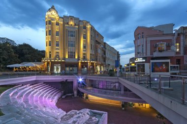 PLOVDIV, BULGARIA - 25 Ağustos 2021: Bulgaristan 'ın Filibe kentindeki Dzhumaya meydanının gün batımı manzarası