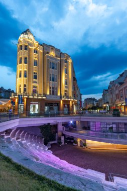 PLOVDIV, BULGARIA - 25 Ağustos 2021: Bulgaristan 'ın Filibe kentindeki Dzhumaya meydanının gün batımı manzarası