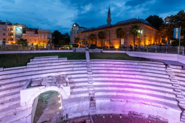 PLOVDIV, BULGARIA - 25 Ağustos 2021: Bulgaristan 'ın Filibe kentindeki Dzhumaya meydanının gün batımı manzarası