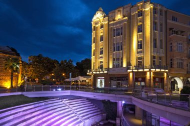 PLOVDIV, BULGARIA - 25 Ağustos 2021: Bulgaristan 'ın Filibe kentindeki Dzhumaya meydanının gün batımı manzarası