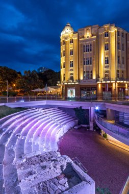 PLOVDIV, BULGARIA - 25 Ağustos 2021: Bulgaristan 'ın Filibe kentindeki Dzhumaya meydanının gün batımı manzarası