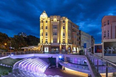 PLOVDIV, BULGARIA - 25 Ağustos 2021: Bulgaristan 'ın Filibe kentindeki Dzhumaya meydanının gün batımı manzarası