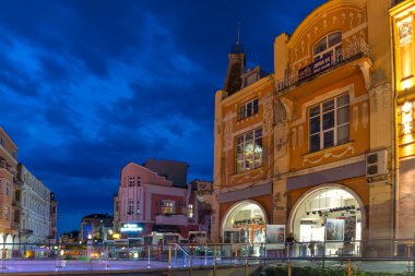 PLOVDIV, BULGARIA - 25 Ağustos 2021: Bulgaristan 'ın Filibe kentindeki Dzhumaya meydanının gün batımı manzarası