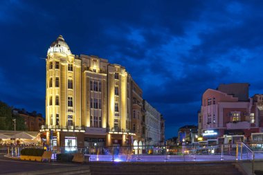 PLOVDIV, BULGARIA - 25 Ağustos 2021: Bulgaristan 'ın Filibe kentindeki Dzhumaya meydanının gün batımı manzarası