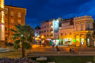 PLOVDIV, BULGARIA - 25 Ağustos 2021: Bulgaristan 'ın Filibe kentindeki Dzhumaya meydanının gün batımı manzarası