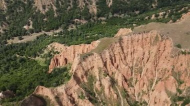 Kaya oluşumunun hava görüntüsü Stob piramitleri, Rila Dağı, Kyustendil bölgesi, Bulgaristan
