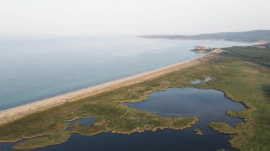 Bulgaristan 'ın Burgaz Bölgesi' nin Dyuni tatil beldesi yakınlarındaki The Driver Beach 'in hava günbatımı manzarası 