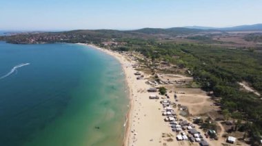 Bulgaristan 'ın Burgaz Bölgesi' nin Sozopol kasabası yakınlarındaki Gradina (Bahçe) plajının havadan manzarası 