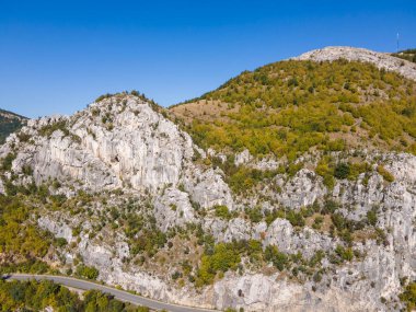 Lyutibrod kasabası yakınlarındaki Iskar Nehri Boğazı 'nın hava manzarası, Vratsa bölgesi, Balkan Dağları, Bulgaristan