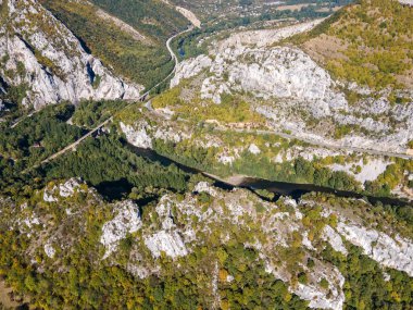 Lyutibrod kasabası yakınlarındaki Iskar Nehri Boğazı 'nın hava manzarası, Vratsa bölgesi, Balkan Dağları, Bulgaristan