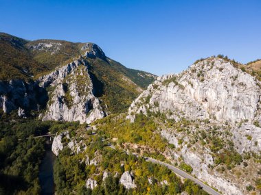 Lyutibrod kasabası yakınlarındaki Iskar Nehri Boğazı 'nın hava manzarası, Vratsa bölgesi, Balkan Dağları, Bulgaristan