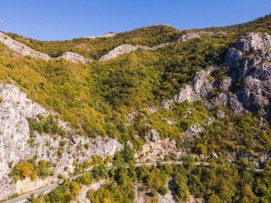 Lyutibrod kasabası yakınlarındaki Iskar Nehri Boğazı 'nın hava manzarası, Vratsa bölgesi, Balkan Dağları, Bulgaristan