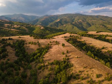 Bulgaristan 'ın Blagoevgrad bölgesindeki Ograzhden Dağı' nın hava gün batımı manzarası