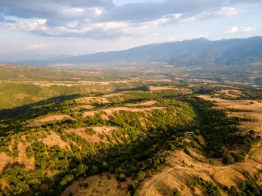 Bulgaristan 'ın Blagoevgrad bölgesindeki Ograzhden Dağı' nın hava gün batımı manzarası