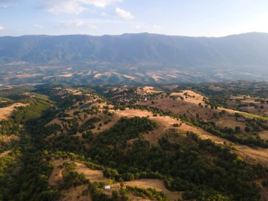 Bulgaristan 'ın Blagoevgrad bölgesindeki Ograzhden Dağı' nın hava gün batımı manzarası