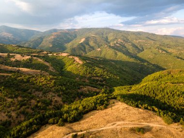 Bulgaristan 'ın Blagoevgrad bölgesindeki Ograzhden Dağı' nın hava gün batımı manzarası