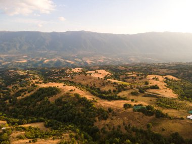 Bulgaristan 'ın Blagoevgrad bölgesindeki Ograzhden Dağı' nın hava gün batımı manzarası
