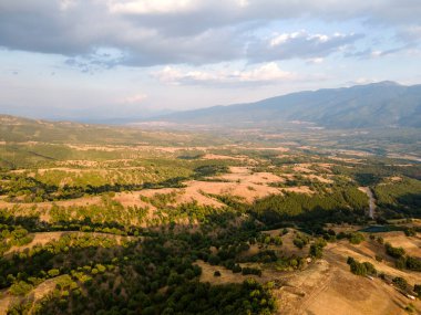 Bulgaristan 'ın Blagoevgrad bölgesindeki Ograzhden Dağı' nın hava gün batımı manzarası