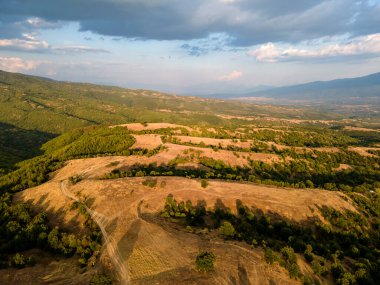 Bulgaristan 'ın Blagoevgrad bölgesindeki Ograzhden Dağı' nın hava gün batımı manzarası