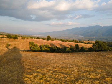 Bulgaristan 'ın Blagoevgrad bölgesindeki Ograzhden Dağı' nın hava gün batımı manzarası