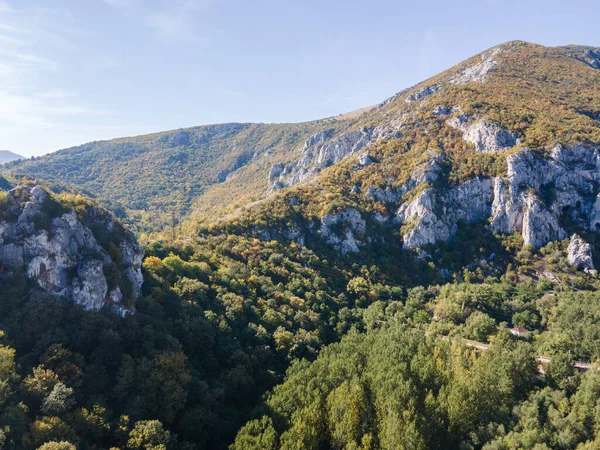 保加利亚巴尔干山脉Vratsa地区Lyutibrod镇附近Iskar河谷的空中景观 — 图库照片