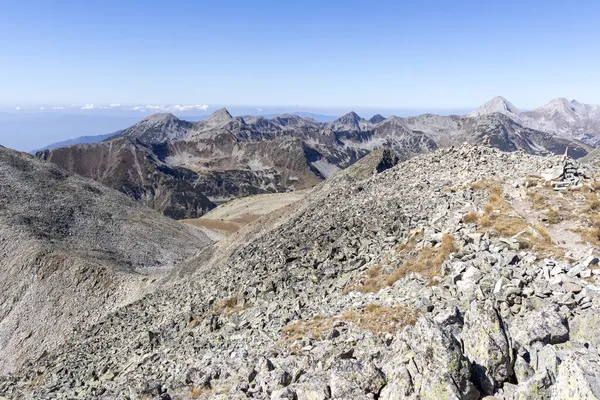Bulgaristan 'ın Pirin Dağı' ndaki Polezhan zirvesinin muhteşem manzarası