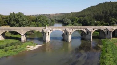 Bulgaristan 'ın Byala kentindeki Kolyu Ficheto Köprüsü olarak bilinen Yantra Nehri üzerindeki Dokuzuncu yüzyıl köprüsünün havadan görünüşü
