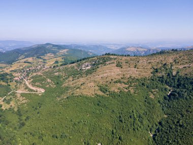 Bulgaristan 'ın Lovech bölgesinin Teteven kasabası yakınlarındaki Balkan Dağı' nın hava manzarası